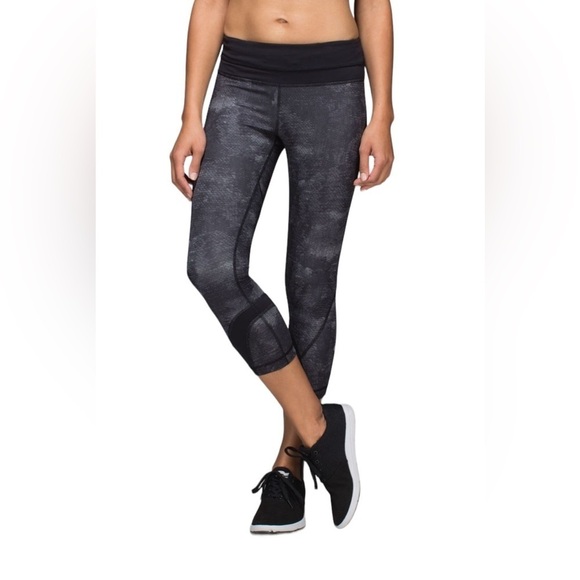 Lululemon Run: Inspire Crop II Full-On Luxtreme Sequin Snake Slate Black Size 8 - Picture 1 of 12